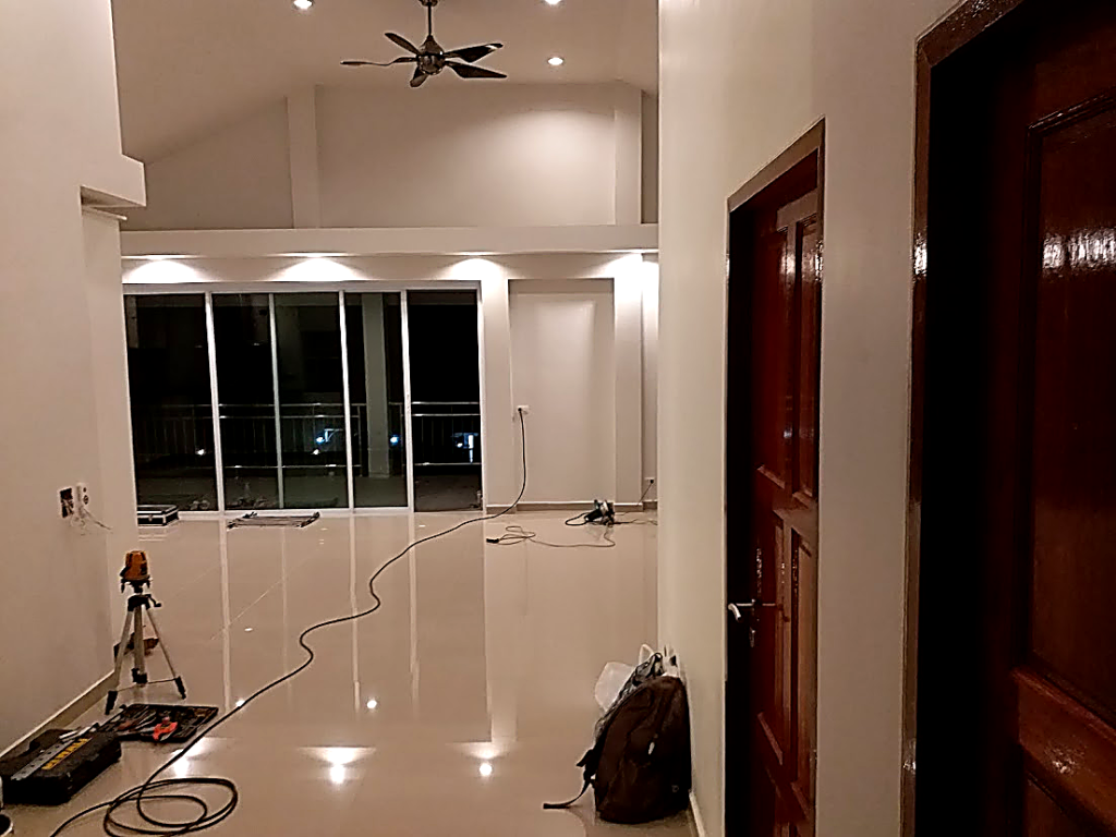 Rakennusprojektin sisätiloissa tapahtuva luovutus Thaimaassa – viimeistely ja laaduntarkastukset ennen vuokrausta.